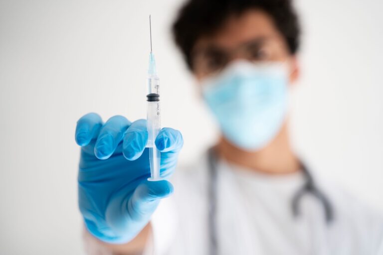 Un médecin présente un vaccin destiné à la campagne de vaccination contre la grippe et le Covid-19, qui débutera le 13 octobre prochain.