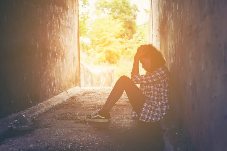 Une jeune fille en proie à des pensées suicidaires pendant la canicule.