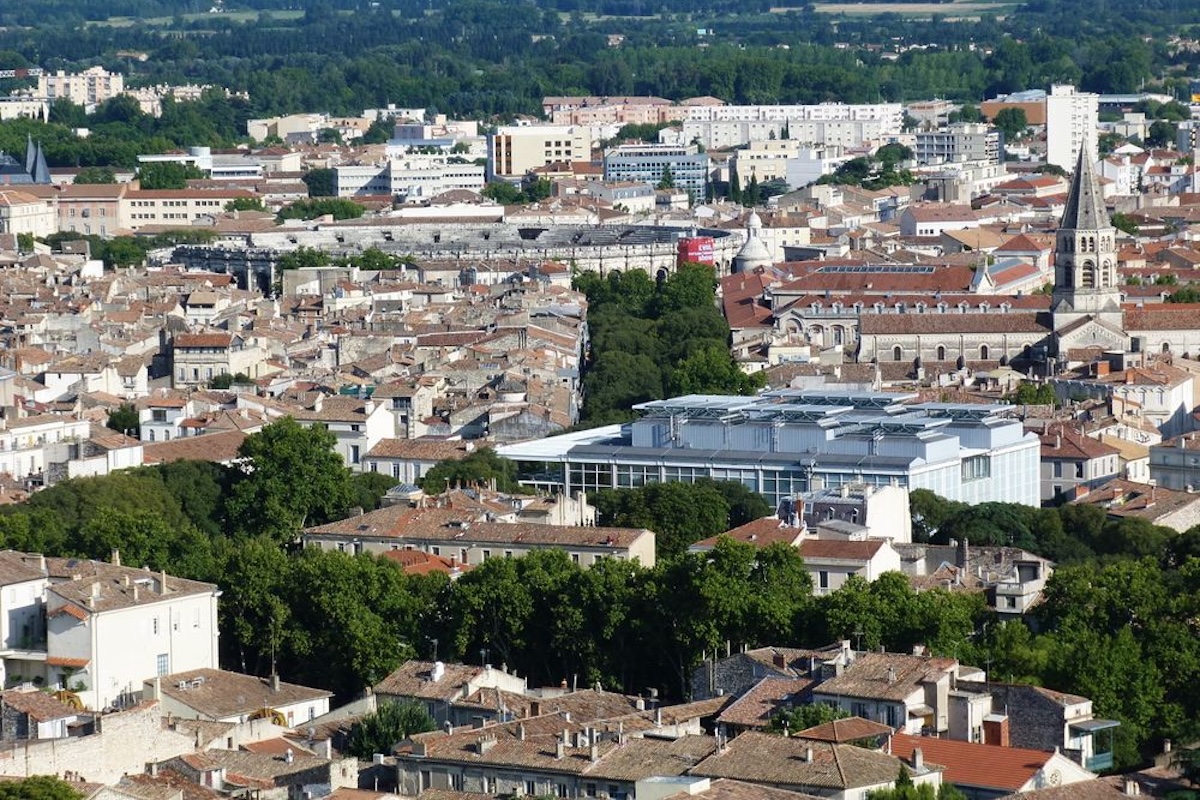 La ville de Nîmes sous le soleil de plomb d'une canicule de l'été 2026.