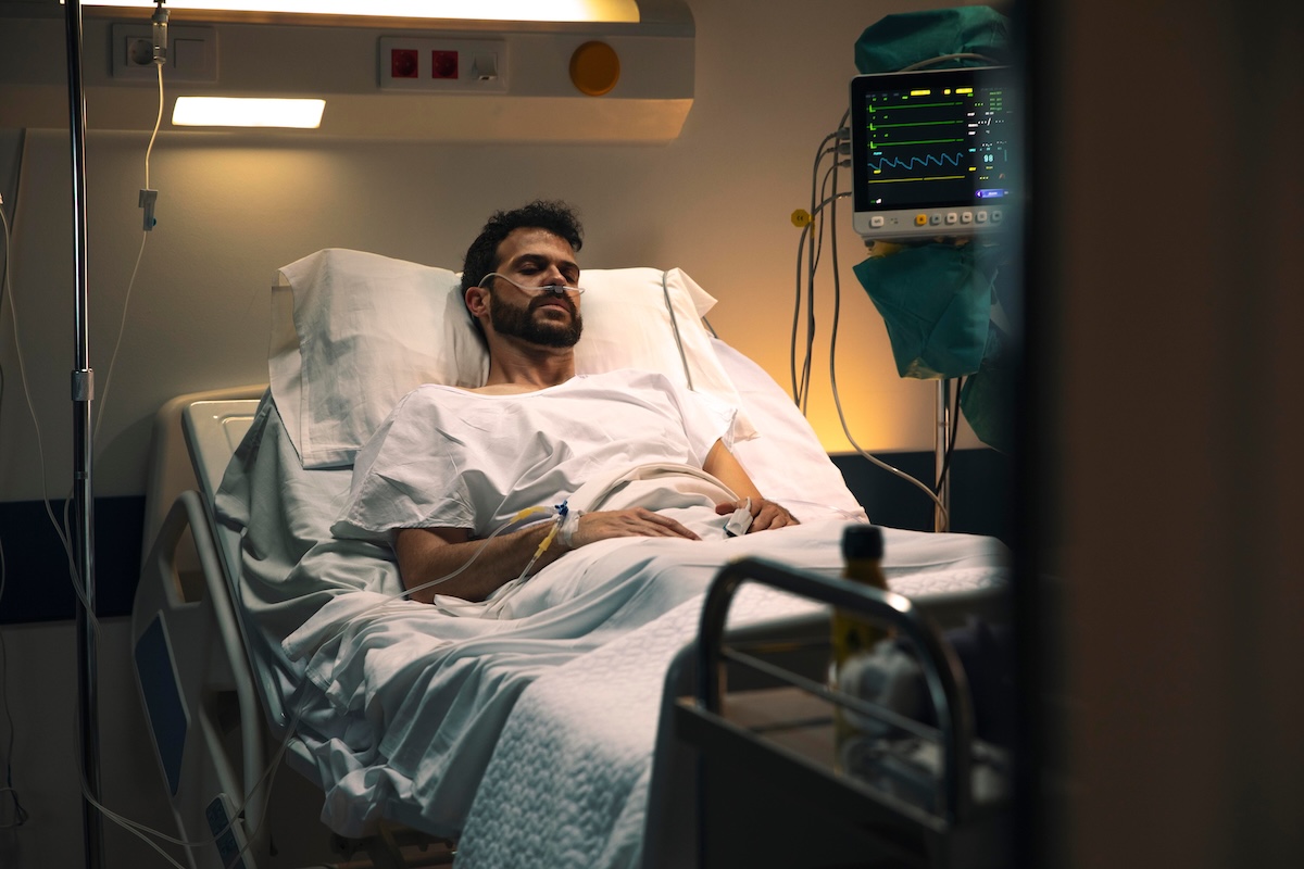 L’homme atteint de diphtérie est hospitalisé et placé sous surveillance médicale.