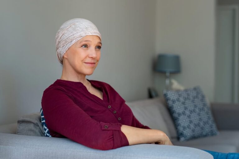 Une femme atteinte d'un cancer du sein, avec un foulard sur la tête pour masquer sa perte de cheveux.