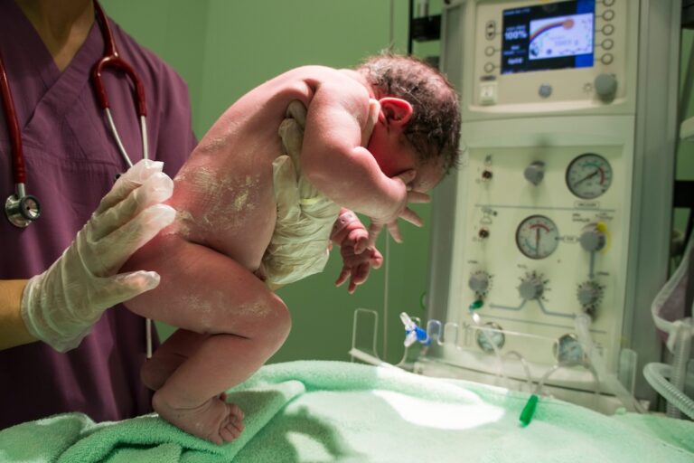 Un nouveau-né pris en charge par une professionnelle de santé juste après sa naissance dans une petite maternité.