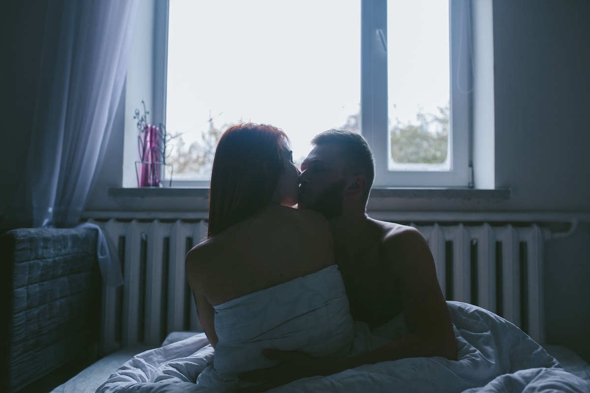 Un jeune couple dans l’intimité, directement concerné par les questions de contraception et de santé sexuelle.