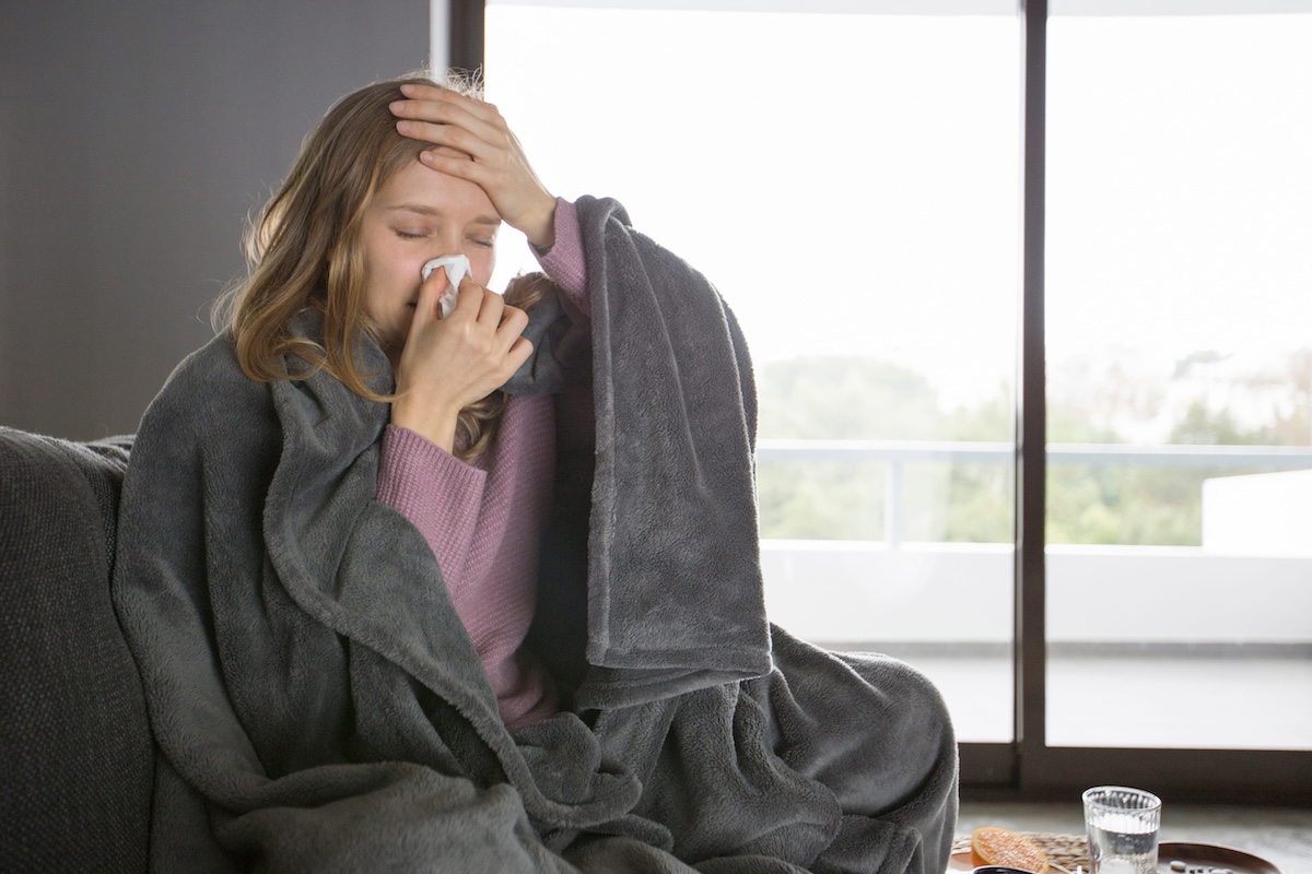 Une femme malade qui présente tous les symptômes du Covid-19.