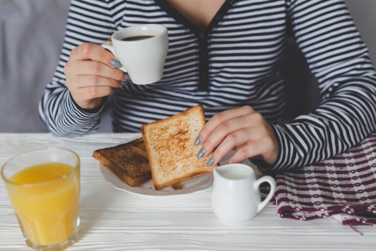 Une jeune femme qui décale l’heure de son premier repas par rapport à ses habitudes de la semaine.