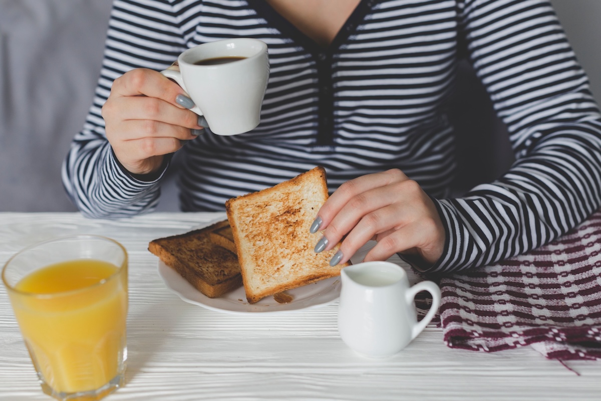Une jeune femme qui décale l’heure de son premier repas par rapport à ses habitudes de la semaine.