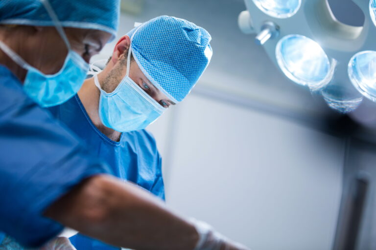 Les chirurgiens du CHU de Montpellier en train de poser l’implant à un patient souffrant d’apnée du sommeil.