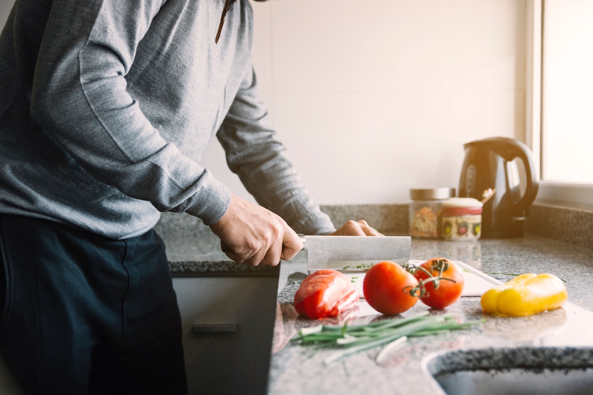 Une personne prépare un repas équilibré, en accord avec les programmes de prévention nutrition.