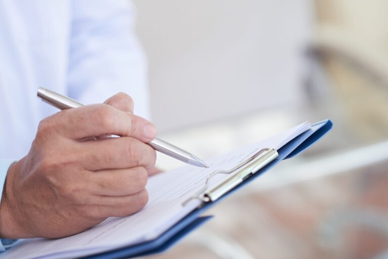 Un patient remplit un questionnaire PROMs après une hospitalisation.