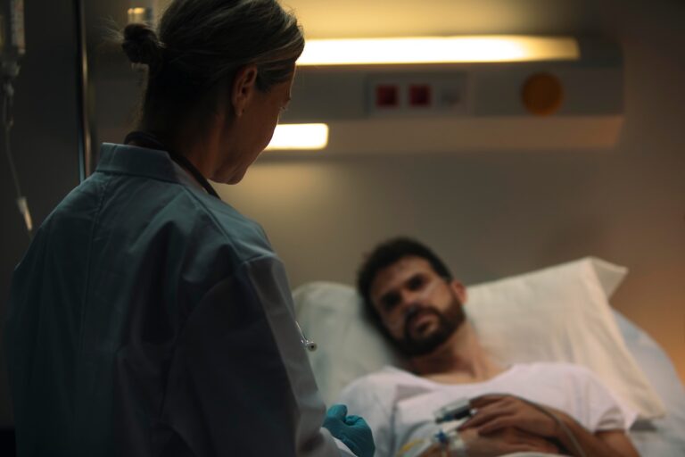 Un médecin au chevet de son patient, dans un système de santé à bout de souffle.