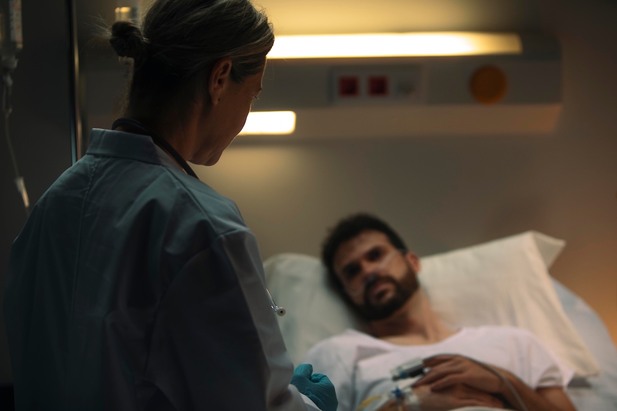 Un médecin au chevet de son patient, dans un système de santé à bout de souffle.