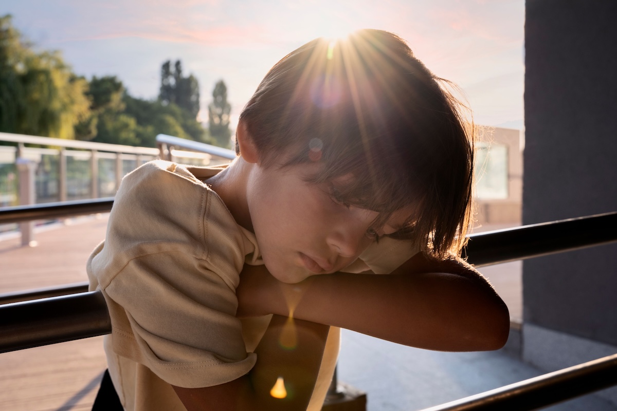 Un enfant qui souffre des fortes chaleurs de septembre à l’école.