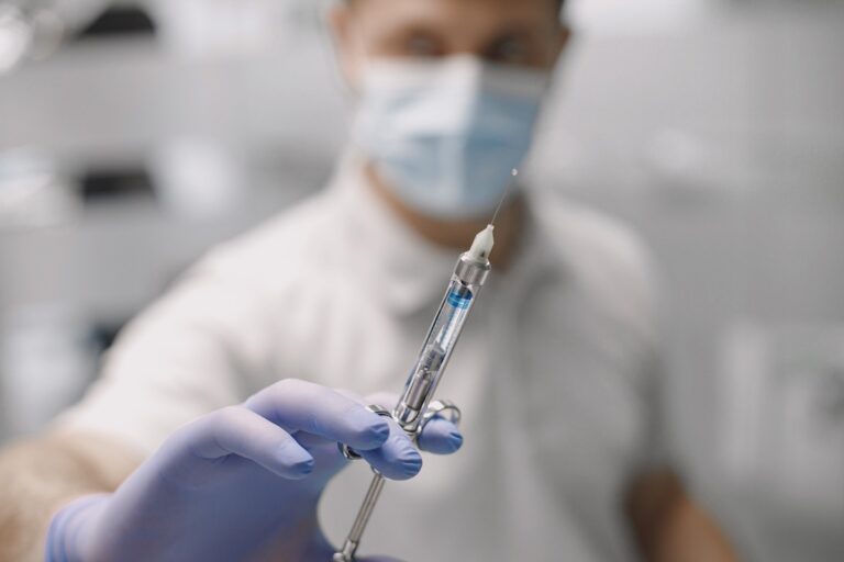 Un chercheur prépare une injection dans le cadre du développement de nouveaux traitements contre le mauvais cholestérol.