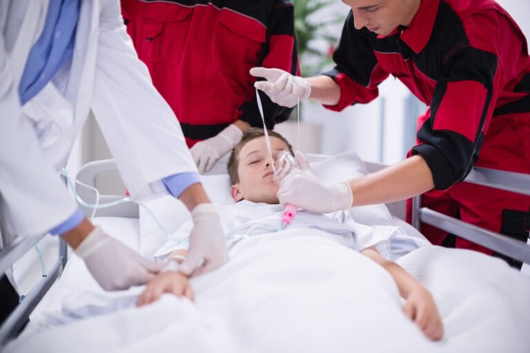 Un jeune adolescent pris en charge aux urgences après avoir consommé une recette à base d’ail fermenté dans du miel.