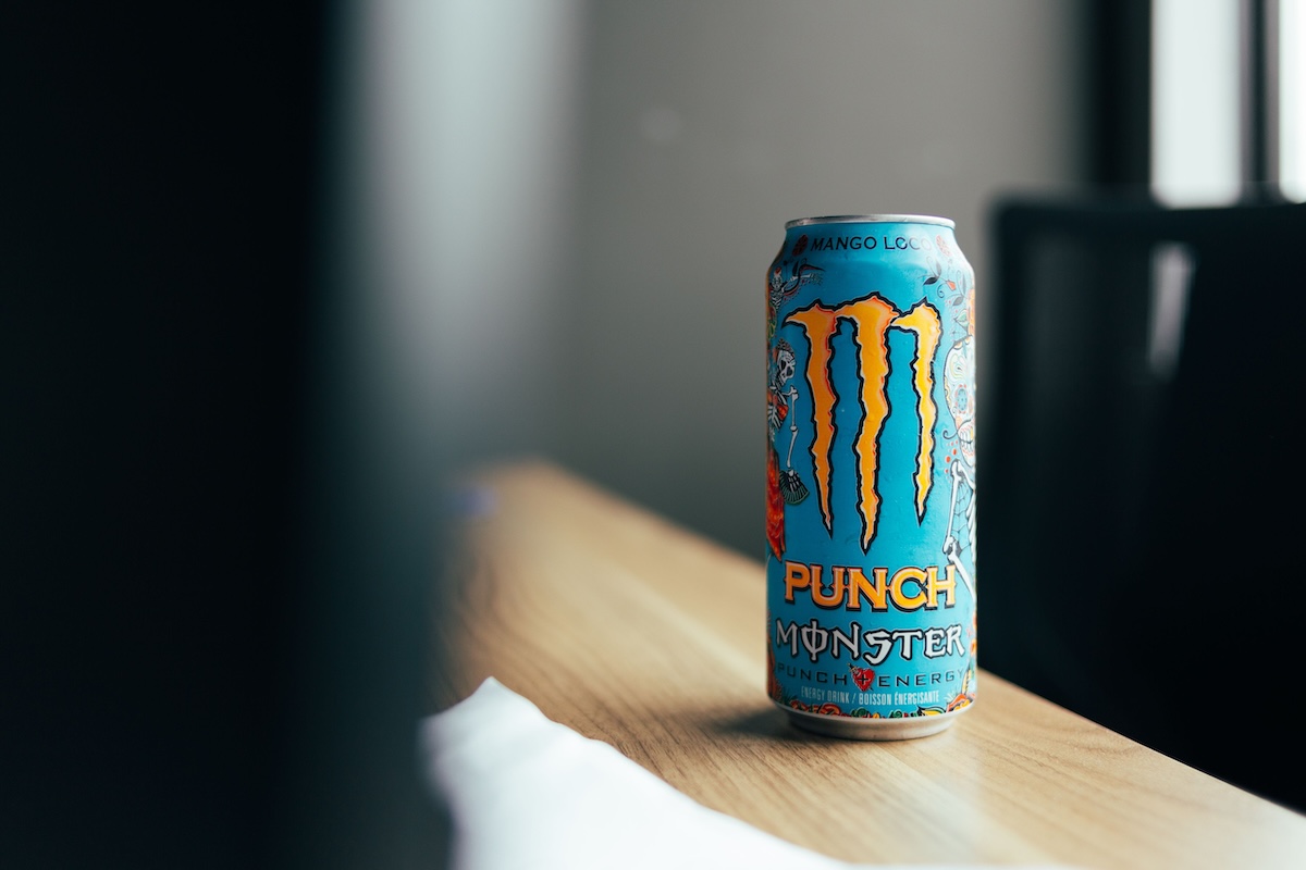 Une canette de boisson énergisante Monster posée sur une table.