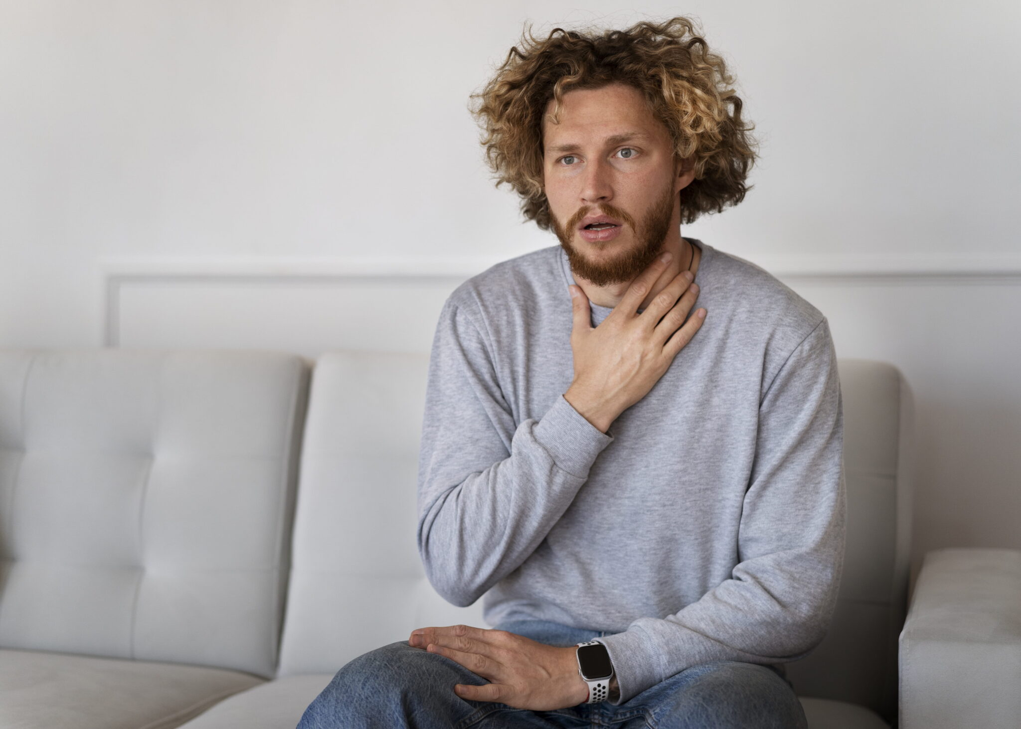 Un homme qui se plaint d’importants maux de gorge pouvant faire penser à un cancer du nasopharynx.