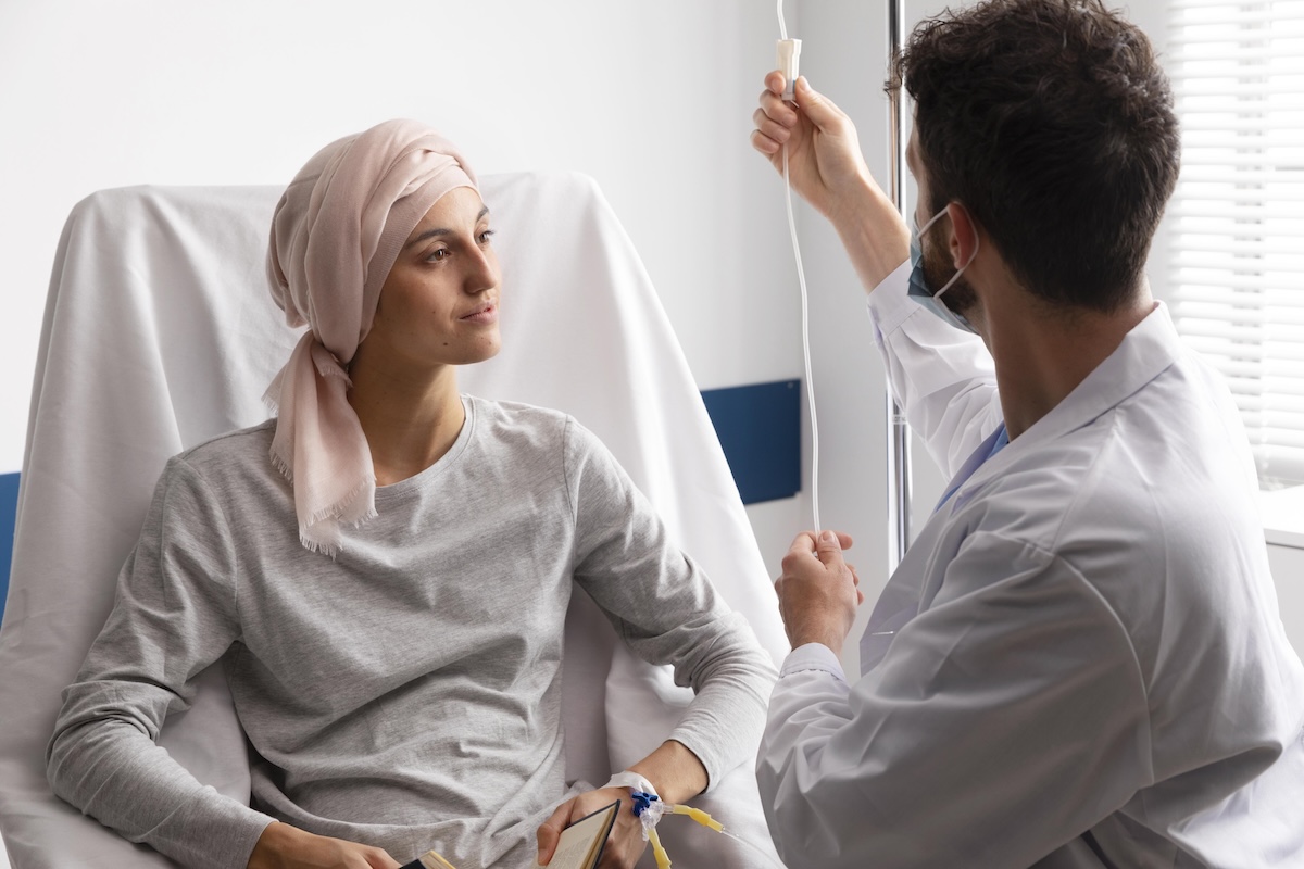 Une femme atteinte d’un cancer du poumon reçoit un traitement par immunothérapie à l’hôpital.
