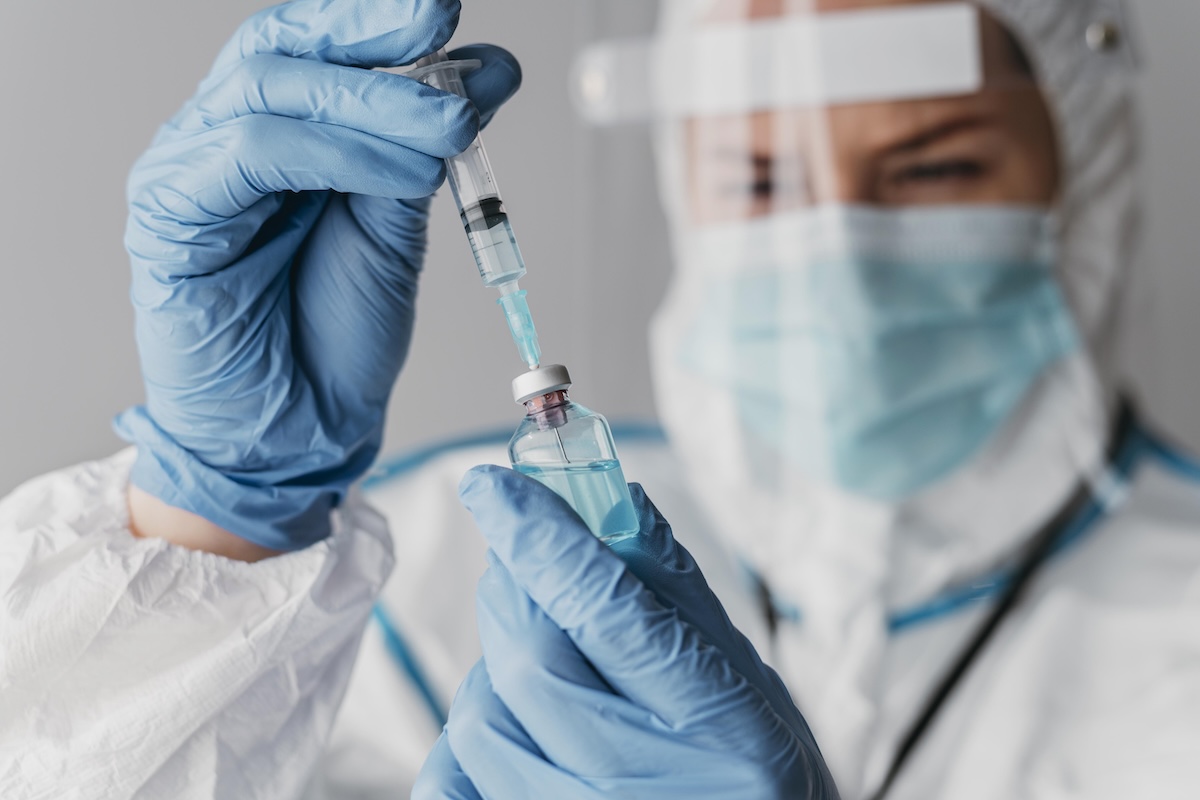 Un professionnel qui travaille sur le vaccin expérimental contre le cancer.