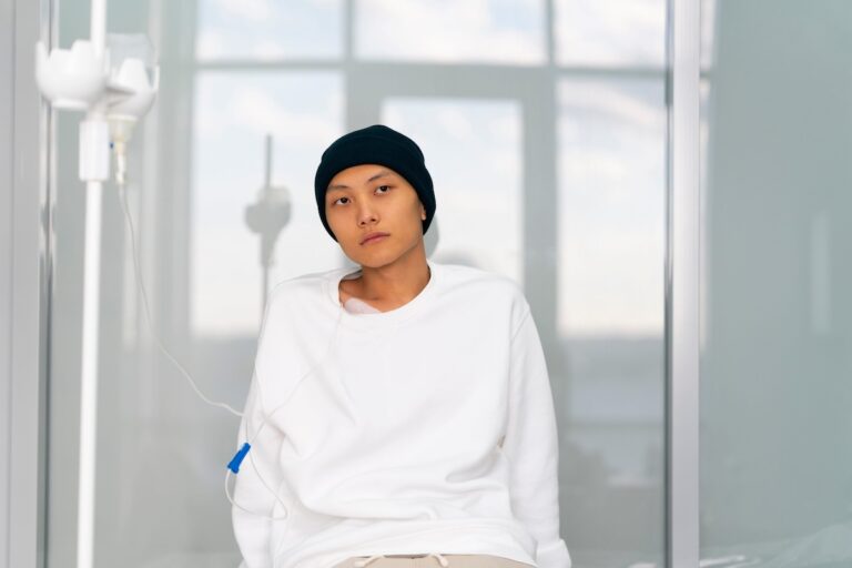 Un jeune homme de moins de 50 ans suit une chimiothérapie pour traiter un cancer.