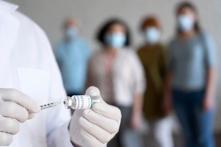 Un professionnel de santé prépare une seringue de vaccin contre le Covid-19.