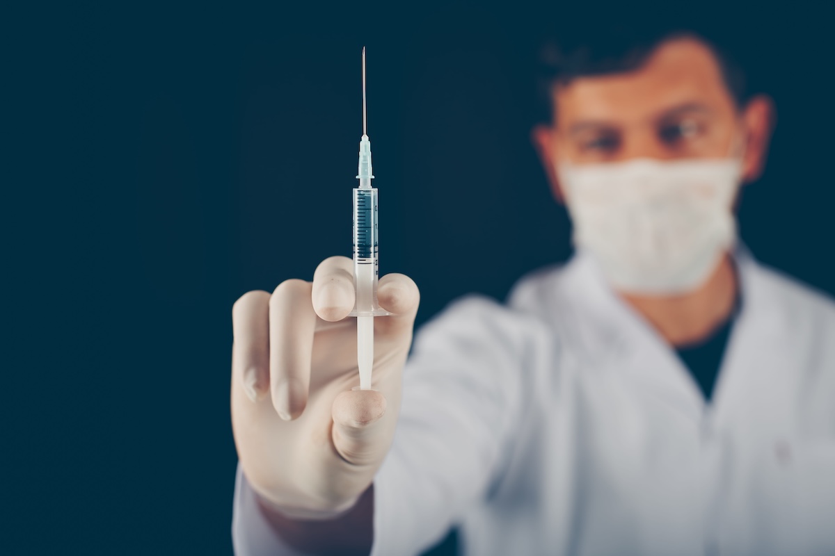 Un professionnel de santé présente le vaccin qui sera utilisé lors de la campagne de vaccination contre le Covid-19, à partir du 13 octobre.