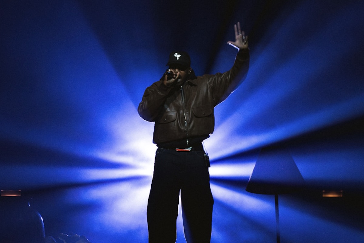 Prince Waly sur scène à la Philharmonie de Paris, Cité de la Musique, le 12 janvier 2025.