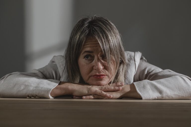Une femme triste souffrant de dépression circadienne sévère.