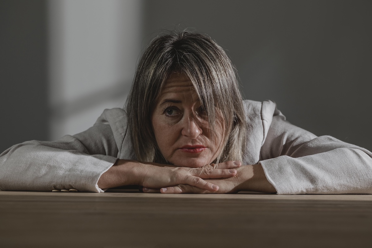 Une femme triste souffrant de dépression circadienne sévère.