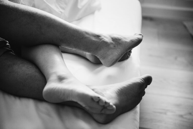 Un couple en plein rapport sexuel qui rencontre des difficultés liées au diabète.