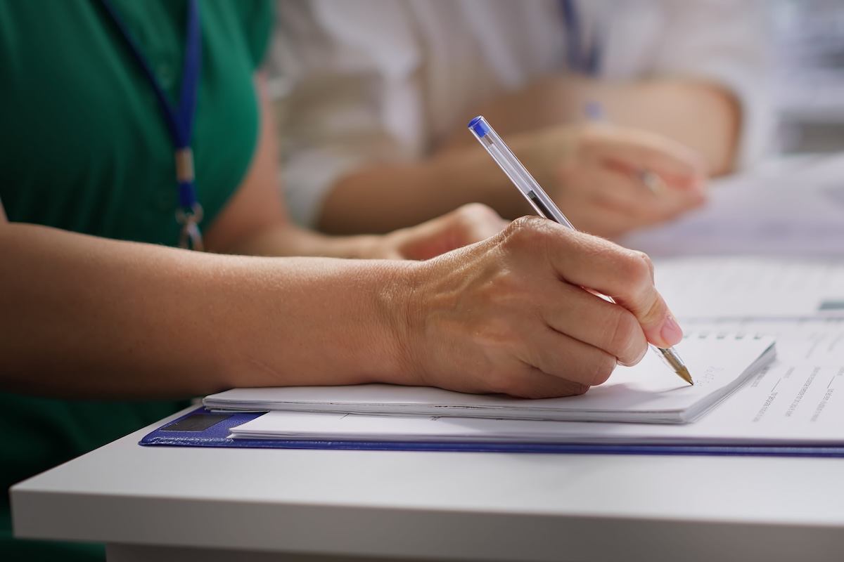 Une personne suit les démarches administratives et la préparation des nouvelles formations universitaires en santé.