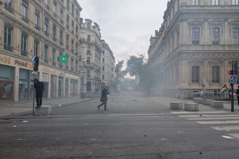 Sous les gaz lacrymogènes, pendant les manifestations du 17 octobre 2026.