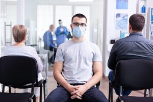 Un jeune homme sans médecin traitant se retrouve aux urgences pour une affection bénigne.