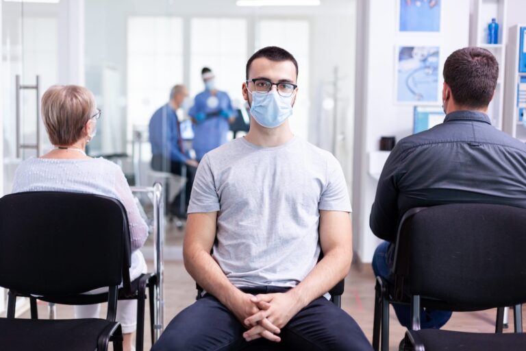 Un jeune homme sans médecin traitant se retrouve aux urgences pour une affection bénigne.