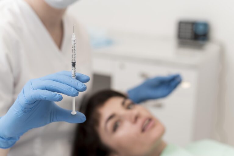 Une femme s’apprête à recevoir une injection de Botox.
