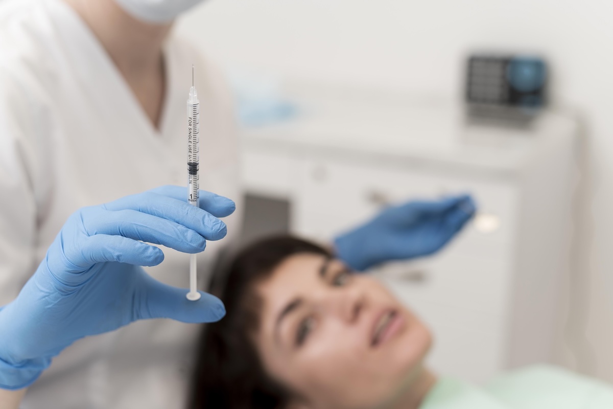Une femme s’apprête à recevoir une injection de Botox.
