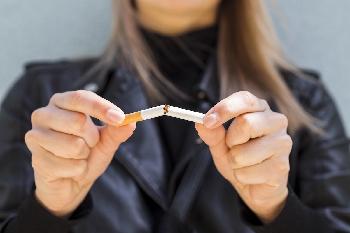 Une femme qui casse sa dernière cigarette pour participer au mois sans tabac.
