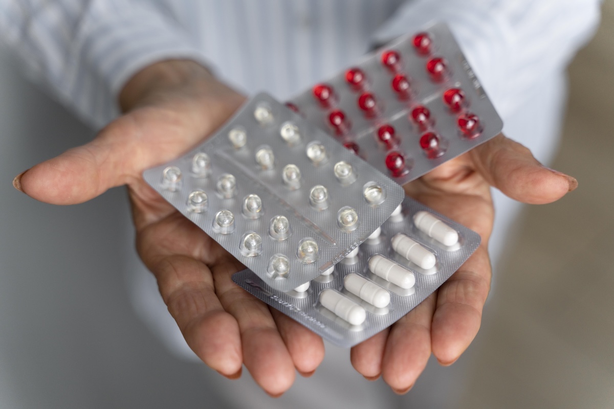 Une femme qui porte entre ses mains de nouveaux médicaments.