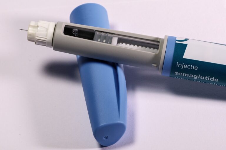 Vue détaillée d'un stylo injecteur de sémaglutide, couramment utilisé pour traiter l'obésité.