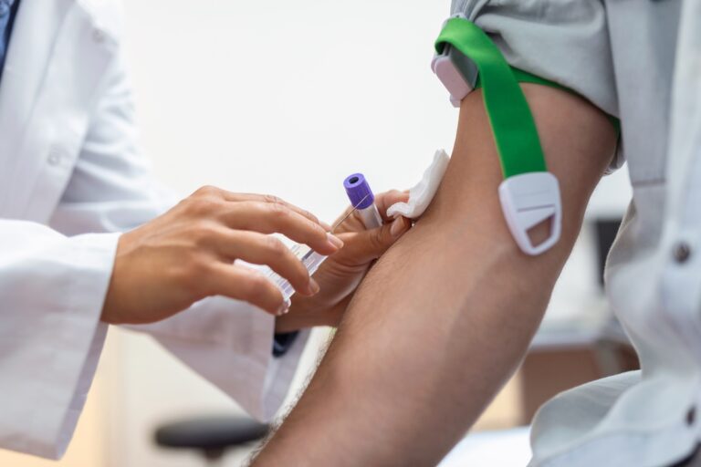 Un européen qui donne son sang pour l'étude sur la contamination aux PFAS.
