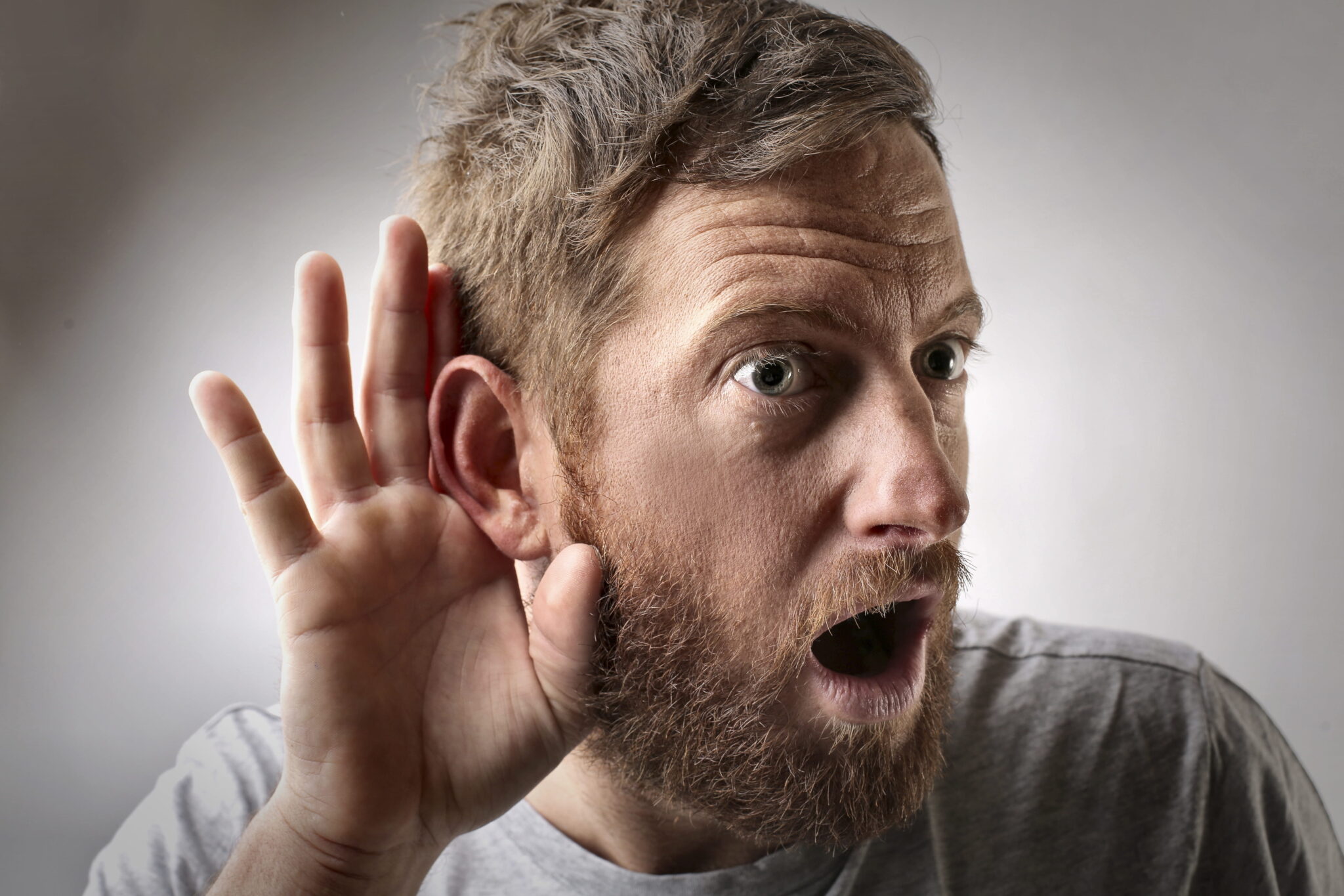 Un homme qui constate une baisse de son audition.