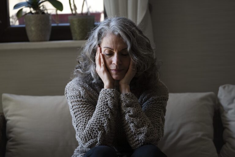 Une femme ménopausée qui ressent les effets des bouleversements hormonaux sur son corps.