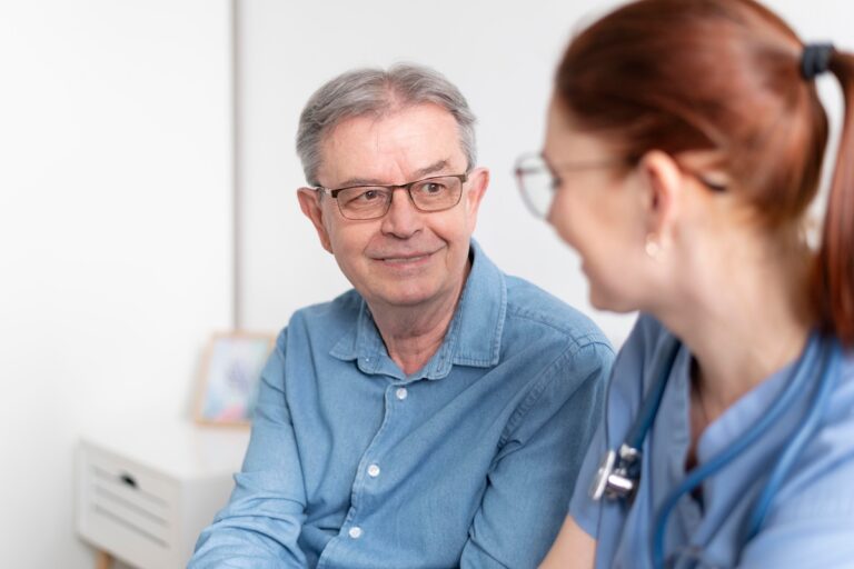 Un patient échange avec une médecin lors d’une consultation médicale.
