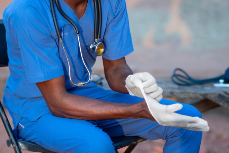 Un médecin qui se prépare à faire face à une potentielle épidémie d’Ebola au Kenya.