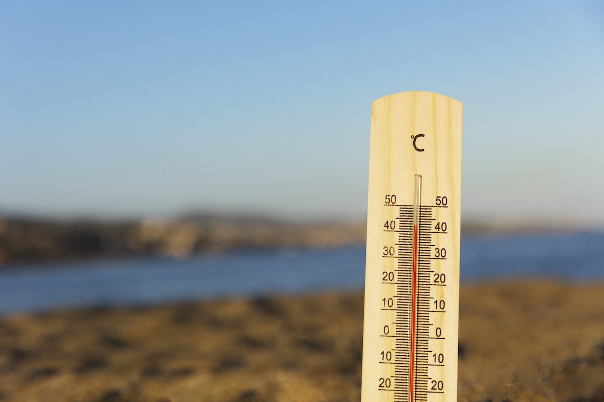 Un thermomètre affichant une température proche de 40 °C, témoignage du réchauffement climatique.